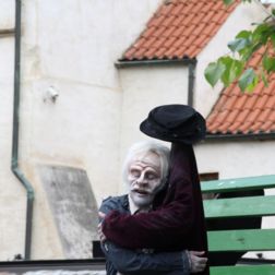 Mann mit Handpuppe vor dem Marientor.